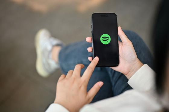 Cómo traducir la letra de una canción de inglés a español usando apps y plataformas como Spotify y YouTube